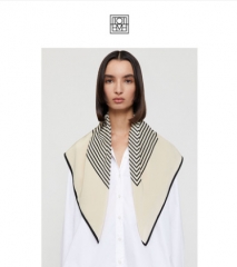 Toteme Venezia 奶油色桑蚕丝字母标识印花丝巾